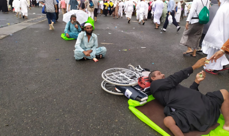 Sejumlah pengemis duduk dan tiduran di jalan menuju Jamarat, Selasa (13/8).  Mereka meminta sejumlah uang kepada jamaah yang melintas di dekatnya. 