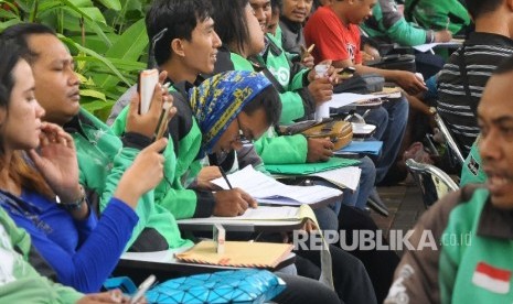 Sejumlah pengemudi Go-Jek mendaftar Kredit pemilikan rumah (KPR) subsidi di Bank BTN. ilustrasi