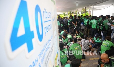 Sejumlah pengemudi Gojek mendaftar Kredit pemilikan rumah (KPR) subsidi di Bank BTN, Jakarta, Kamis (30/3).