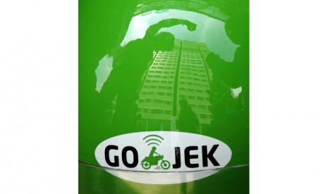 Sejumlah pengemudi Gojek yang tergabung dalam Serikat Driver Gojek Makassar berunjuk rasa di depan kantor Gojek Cabang Makassar, Sulawesi Selatan, Rabu (2/12).