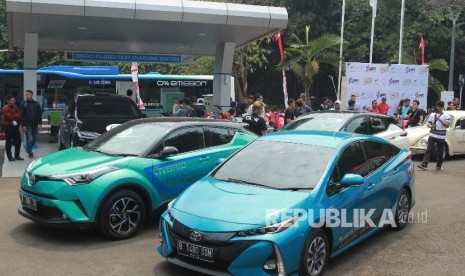 Sejumlah pengemudi mobil listrik menunggu melakukan pengisian ulang baterai listrik di Stasiun Pengisian Cepat Baterai Kendaraan Listrik (ilustrasi). Pemerintah melalui Badan Usaham Milik Negara (BUMN) akan membuat industri baterai dalam negeri.