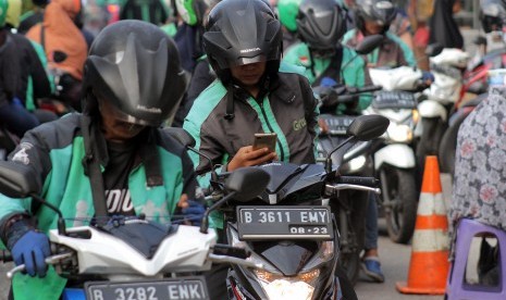 Pengemudi ojek daring (online) menunggu penumpang