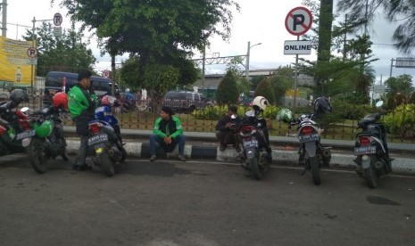 Sejumlah pengemudi ojek online masih mangkal di tempat yang dilarang 