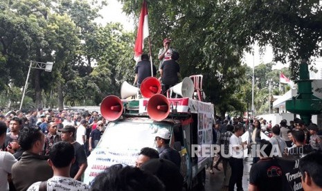 Sejumlah pengemudi taksi daring yang tergabung dalam Aliansi Nasional Driver Online (ALIANDO) malakukan aksi demo penolakan PM 108 Tahun 2017 di Kementerian Perhubungan (Kemenhub), Senin (22/1). Masa transisi aturan tersebut segera habis dan akan berlaku penuh pada Februari 2018. 