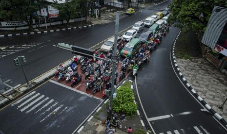 Sejumlah pengendara berhenti mengikuti isyarat lampu lalu lintas di lokasi penerapan tilang elektronik Persimpangan Pasteur-Sukajadi, Bandung, Jawa Barat, Rabu (24/3/2021). Dua bocah dilaporkan karena melakukan pelecehan terhadap perempuan penumpang motor di di lampu merah Jalan Pasteur, tepatnya tidak jauh dari Rumah Sakit Hasan Sadikin dan di bawah flyover Pasteur.