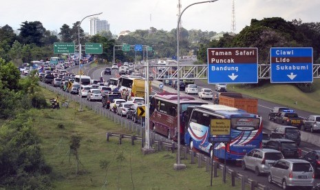 Sejumlah pengendara kendaraan bergerak dalam antrean saat menuju jalur Puncak usai keluar di gerbang tol Ciawi di Kabupaten Bogor, Jawa Barat, Jumat (19/4/2019). 