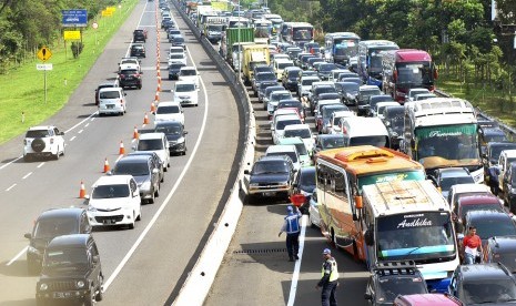 Sejumlah pengendara kendaraan bergerak dalam antrean saat menuju jalur Puncak usai keluar di gerbang tol Ciawi di Kabupaten Bogor, Jawa Barat, Jumat (19/4/2019).