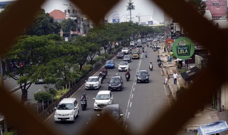 Sejumlah pengendara kendaraan bermotor melintas di jalan Margonda Raya, Depok, Jawa Barat, Jumat (19/04/2019).