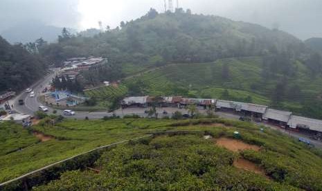 Sejumlah pengendara kendaraan bermotor melintas di Jalan Raya Puncak, Bogor, Jawa Barat, Kamis (4/10). 