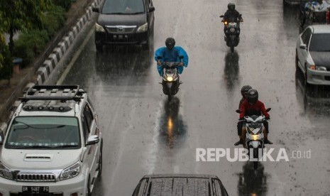 Sejumlah pengendara kendaraan bermotor melintas di Jalan Tuanku Tambusai ketika hujan mengguyur Kota Pekanbaru, Riau, Senin (26/8/2019). 