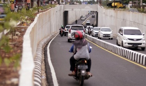 Sejumlah pengendara kendaraan bermotor melintas di ruas underpass Zainal Abidin Pagaralam saat diujicoba di Bandar Lampung, Lampung, Ahad (13/1/2019). 