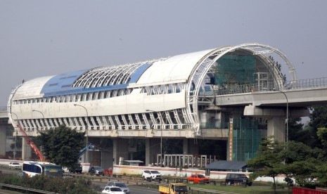 Sejumlah pengendara kendaraan melintas di dekat area proyek pembangunan infrastruktur Light Rail Transit (LRT) di ruas Jalan Tol Jagorawi, Cibubur, Jakarta Timur, Senin (6/5/2019). 