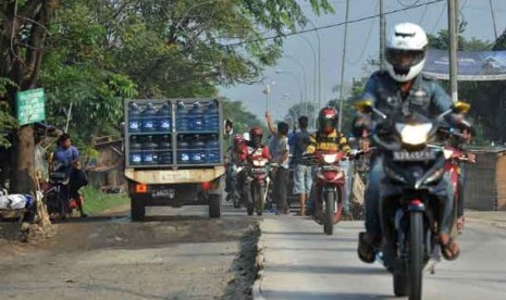  Sejumlah pengendara kendaraan melintasi satu ruas jalan di jalan Inspeksi Kali Malang, Bekasi, Kamis (11/7). 