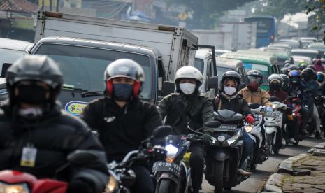 Sejumlah pengendara kendaraan memadati jalan menuju Kota Bandung di Cibiru, Kabupaten Bandung, Jawa Barat, Senin (18/5/2020). Meski penerapan Pembatasan Sosial Berskala Besar (PSBB) di Jawa Barat masih berlaku hingga 19 Mei 2020 mendatang, namun sejumlah ruas jalan telah ramai dipadati kendaraan hingga menyebabkan kemacetan.