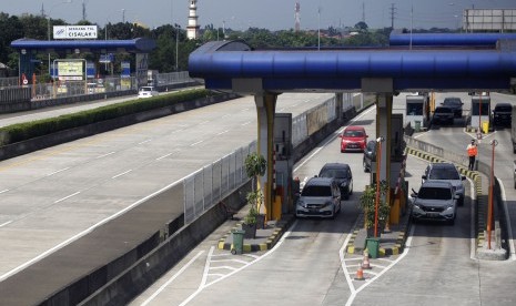 Sejumlah pengendara kendaraan roda empat keluar gerbang Tol Cinere-Jagorawi (Cijago), Depok, Jawa Barat, Jumat (24/5/2019).