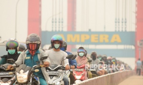 Sejumlah pengendara melintas di atas jembatan Ampera di Palembang, Sumatera Selatan, Selasa (15/10/2019). 