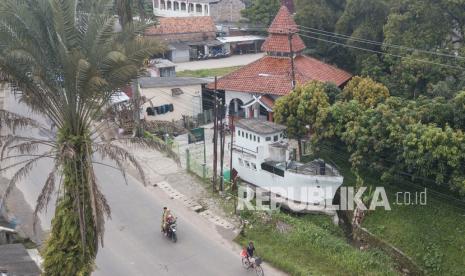 Sejumlah pengendara melintas di depan Mushollah Baitul Hamdi, Cibarusah, Kabupaten Bekasi, Jawa Barat, Selasa (5/4/2022). Mushollah berarsitektur perahu dibagian depan bangunan tersebut dibangun pada 1996 dibangun sebagai simbol perjalanan Pangeran Senapati dalam menyebarkan ajaran Islam di wilayah tersebut. 