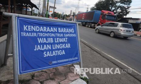 Sejumlah pengendara melintas di jalan Semarang-Solo, Salatiga, Jawa Tengah, Kamis (9/4/2020). Dinas Perhubungan (Dishub) Kota Salatiga mengalihkan jalur untuk segala jenis truk dan bus dari arah Semarang-Solo atau sebaliknya melalui jalan lingkar Salatiga sebagai cara memutus rantai penyebaran virus COVID-19 melaui perpindahan manusia antardaerah. 