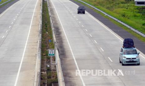 Sejumlah pengendara melintas di jalan Tol Bakauheni-Terbanggi besar.