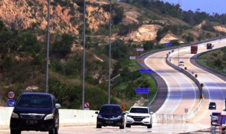 Sejumlah pengendara melintas di Jalan Tol Trans Sumatera Terbanggi Besar-Bakauheni Lampung Selatan, Lampung.