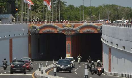 Sejumlah pengendara melintas di ruas Underpass Simpang Tugu Ngurah Rai, saat uji coba di Badung, Bali, Senin (10/9).