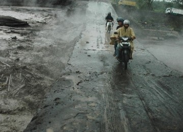 Sejumlah pengendara melintasi dam Morangan saat terjadi banjir lahar dingin, di Morangan, Sindumartani, Ngemplak, Sleman, Yogyakarta, Rabu (9/11).