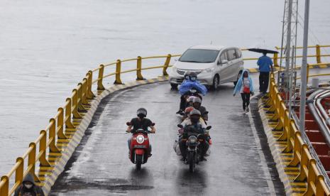 Sejumlah pengendara melintasi dermaga saat keluar dari kapal di Pelabuhan Ketapang, Banyuwangi, Jawa Timur, Selasa (19/4/2022). General Manager PT Indonesia Ferry Ketapang-Gilimanuk Hasan Lessy memprediksi puncak arus mudik di perairan Selat Bali diperkirakan terjadi pada 28 April . 