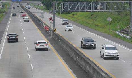 Sejumlah pengendara melintasi Jalan Tol Boyolali-Solo, Boyolali, Jawa Tengah, Senin (27/12/2021). Usai liburan Natal 2021, arus lalu lintas Jalan Tol Boyolali-Solo terpantau ramai lancar.