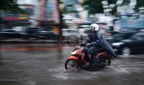 Sejumlah pengendara melintasi jalan yang tergenang di Jalan Iskandar Muda, Jakarta Selatan, Kamis (22/1). Sistem drainase buruk disertai hujan deras menyebabkan sejumlah kawasan di DKI Jakarta dan sekitarnya tergenang air.