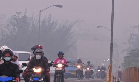 Sejumlah pengendara melintasi Jembatan Siak saat asap pekat menyelimuti Kota Pekanbaru, Riau, Senin (7/9).