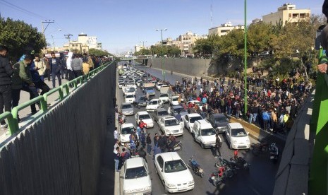 Sejumlah pengendara memarkir kendaraan mereka di tengah jalan sebagai bentuk protes kenaikan harga BBM di Isfahan, Iran, Sabtu (16/11).