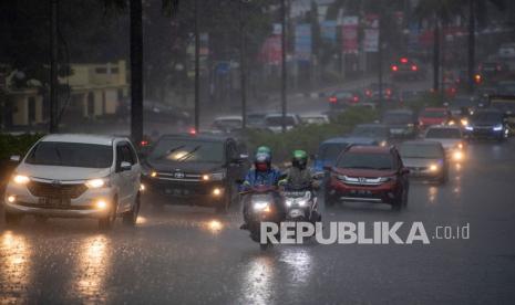 Sejumlah pengendara menembus hujan saat melintas di jalan Jenderal Sudirman Palembang, SUmatra Selatan. BMKG menyebut wilayah itu sudah memasuki musim hujan 2023-2024.