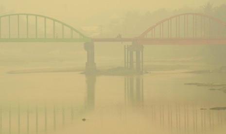 Sejumlah pengendara menembus kabut asap yang menyelimuti Jembatan Betrix, Sarolangun, Jambi, Rabu (7/10). 