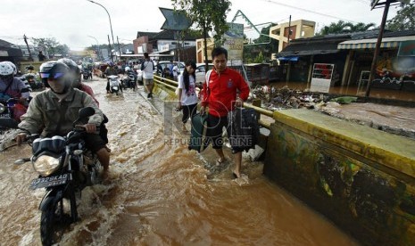  Sejumlah pengendara menerabas banjir yang memutus jalan Raya Jati Kramat, Jatiasih, Bekasi, Jawa Barat, Kamis (18/4).   (Republika/Adhi Wicaksono)