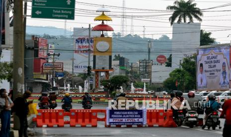 Sejumlah pengendara menerobos celah penyekatan jalan Jenderal Sudirman saat masa Pemberlakuan Pembetasan Kegiatan Masyarakan (PPKM) Level 4 di Bandar Lampung, Lampung, Selasa (10/8/2021). Kementerian Dalam Negeri memperpanjang masa PPKM Level 4 di Bandar Lampung hingga 23 Agustus 2021, serta menambah lima Kabupaten di Lampung diantaranya Kabupaten Pringsewu, Tulangbawang Barat, Lampung Selatan, Lampung Timur, Lampung Barat untuk memberlakukan PPKM Level 4 di daerah tersebut.