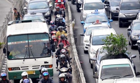 Sejumlah pengendara (kiri) menerobos jalur busway di Kawasaan Mampang, Jakarta Selatan,Selasa (29/10).(Republika/Prayogi)