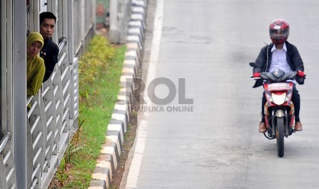  Sejumlah pengendara menerobos jalur busway di kawasan Mampang, Jakarta Selatan,Selasa (29/10).  (Republika/Prayogi)