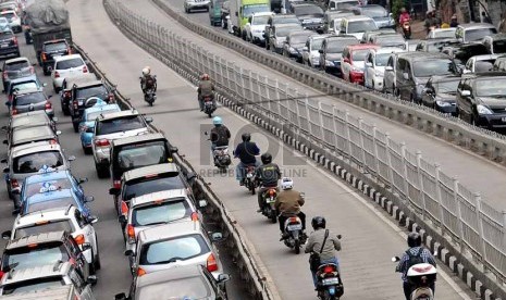 Sejumlah pengendara motor menerobos jalur busway di kawasan Mampang, Jakarta Selatan,Selasa (29/10).  (Republika/Prayogi)