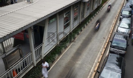 Sejumlah pengendara menerobos jalur TransJakarta di Jalan Gunung Sahari Raya, Jakarta Pusat, Selasa (9/12).