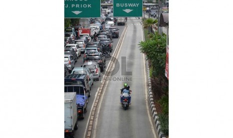 Sejumlah pengendara menerobos jalur TransJakarta di Jalan Gunung Sahari Raya, Jakarta Pusat, Selasa (9/12).