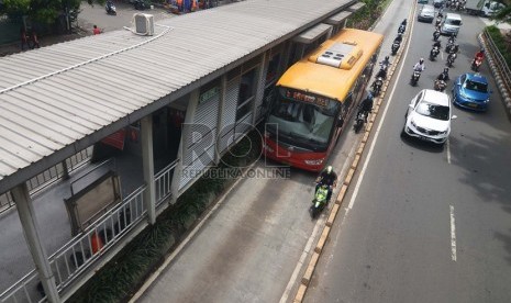 Sejumlah pengendara menerobos jalur TransJakarta di Jalan Gunung Sahari Raya, Jakarta Pusat, Selasa (9/12).