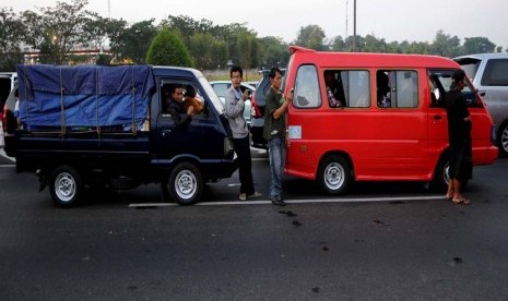  Sejumlah pengendara mobil keluar dari kendaraan mereka yang berhenti total akibat terjebak kemacetan panjang di KM 57, Cikarang, Jawa Barat, Jumat (17/8).   (Prayogi)