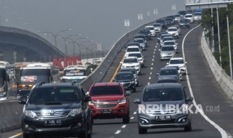 Pengendara mobil melintas di Jalan Tol Layang Jakarta-Cikampek (Japek). Jalanan tol yang bergelombang disebut membuat kendaraan lebih boros BBM.