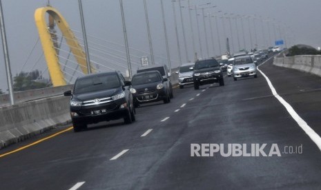 Truk Tanah Berisi Pupuk Ditahan karena Lewat Tol Japek. Sejumlah pengendara mobil melintas di Jalan Tol Layang Jakarta-Cikampek.