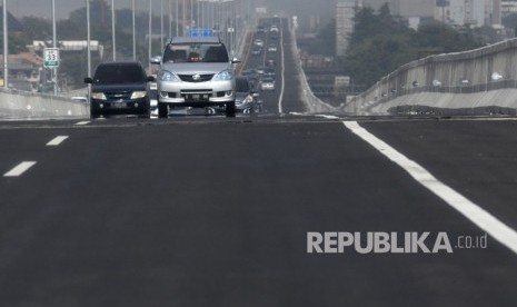 Sejumlah pengendara mobil melintas di Jalan Tol Layang Jakarta-Cikampek (