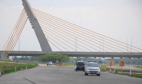 Sejumlah pengendara mobil melintasi ruas jalan tol Solo-Ngawi di Ngemplak, Boyolali, Jawa Tengah, Senin (19/6).