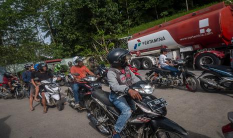 Sejumlah pengendara motor antre saat akan mengisi bahan bakar minyak (BBM) di SPBU Mandala, Lebak, Banten, Sabtu (3/9/2022). Antrean panjang sejumlah kendaraan hingga keluar SPBU tersebut terjadi sebelum penetapan kenaikan harga BBM yang berlaku pada Sabtu (3/9/2022) pukul 14.30 WIB. 