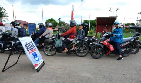 Sejumlah pengendara motor antre untuk melakukan pengisian Bahan Bakar Minyak (BBM) subsidi jenis Pertalite di SPBU Adau Migas Kalbar di Sungai Ambawang, Kabupaten Kubu Raya, Kalimantan Barat, Selasa (13/9/2022). PT Pertamina Patra Niaga Regional Kalimantan menjamin ketersediaan stok BBM bersubsidi untuk wilayah Kalimantan Barat sesuai dengan kuota yang ditetapkan oleh Pemerintah bersama Badan Pengatur Hilir Minyak dan gas (BPH Migas) sehingga masyarakat diharapkan tetap membeli BBM sesuai dengan kebutuhan karena stok mencukupi. 