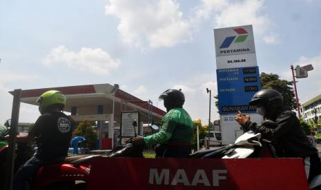 Sejumlah pengendara motor antre untuk mengisi BBM subsidi jenis Pertalite di salah satu SPBU, Kabupaten Bogor, Jawa Barat, Selasa (6/9/2022). Sekretaris Perusahaan Pertamina Patra Niaga Irto Ginting menyatakan konsumsi BBM bersubsidi mengalami peningkatan hingga mencapai 85 persen dari total konsumsi BBM nasional, namun demikian ketersediaan stok Pertalite dan Solar serta proses distribusinya ke SPBU berjalan dengan aman. 