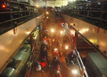 Sejumlah pengendara motor dan mobil memadati kapal Ferry tujuan pelabuhan Bakauheni, di Pelabuhan Merak, Banten.